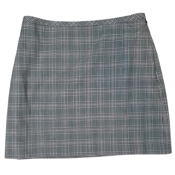 Banana Republic Dresses & Skirts - Banana Republic Mini Skirt Black Plaid Size 10